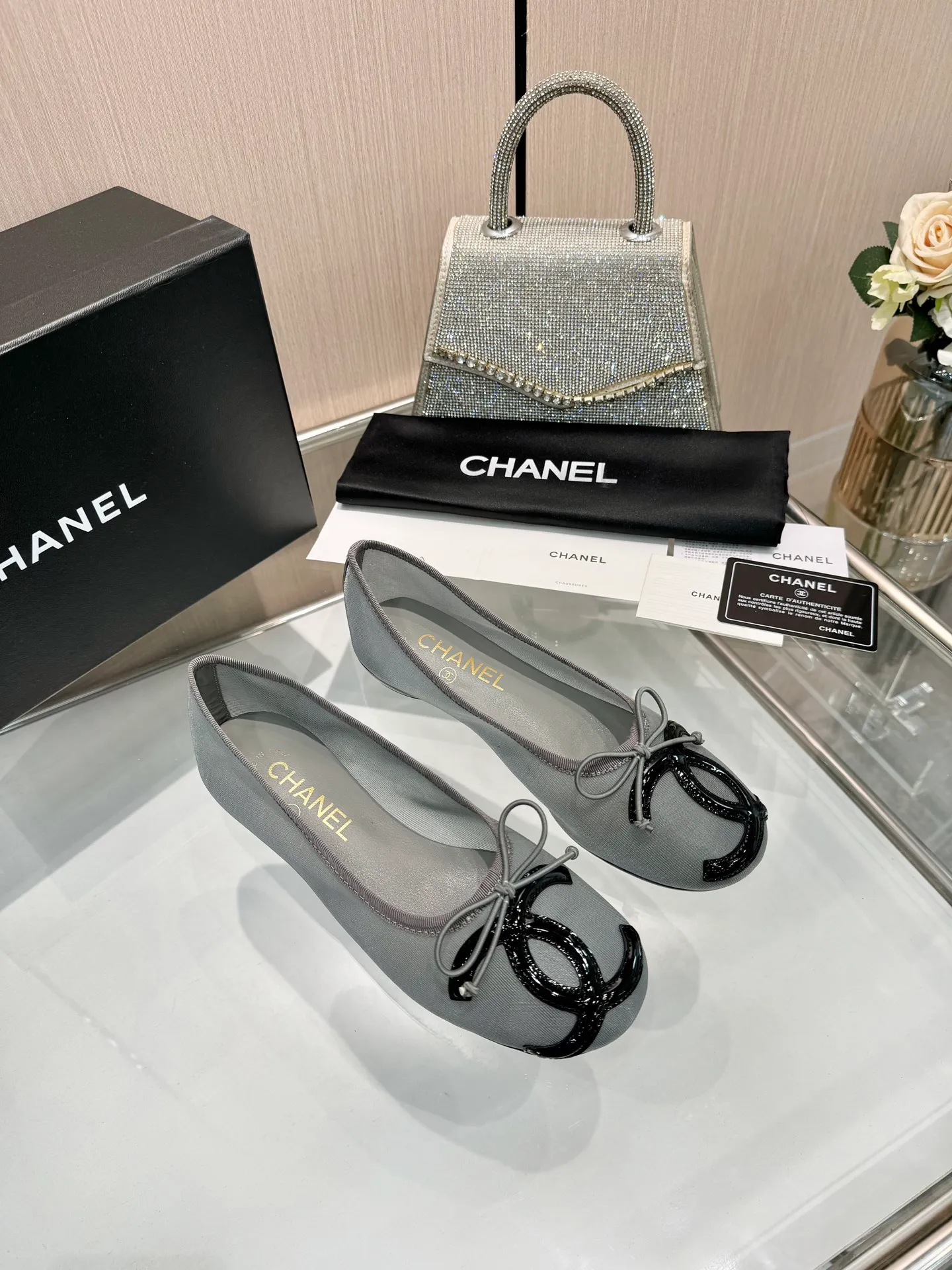 👟👟Ex-factory price 480👟👟 | ²⁰²5 𝐬𝐬 🤍🤎𝐂𝐇𝐀𝐍𝐄𝐋 Chanel 26A catwalk style handmade Mary Jane women's shoes. Ballet shoes are so amazing, the bow pattern is so cute! Even if I don’t wear flat shoes, I can’t resist the temptation! The second recommended pair of Chanel logo women's shoes has great texture and is versatile. It is made of lambskin and has an original two-color outsole. Size: 35-40 (41 can be customized and cannot be returned or exchanged)